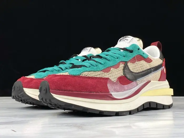 SACAI X NIKE REGASUS VAPORRLY SP BEIGE PURPLISH RED GRASS GREEN 