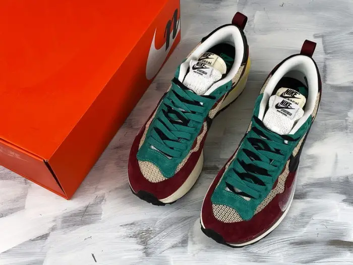 SACAI X NIKE REGASUS VAPORRLY SP BEIGE PURPLISH RED GRASS GREEN 