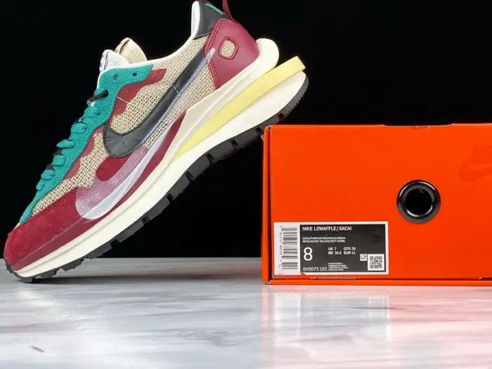 SACAI X NIKE REGASUS VAPORRLY SP BEIGE PURPLISH RED GRASS GREEN 