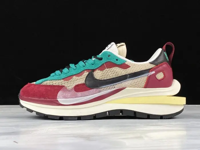 SACAI X NIKE REGASUS VAPORRLY SP BEIGE PURPLISH RED GRASS GREEN  FDF696