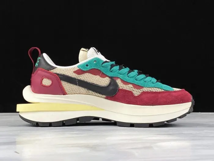 SACAI X NIKE REGASUS VAPORRLY SP BEIGE PURPLISH RED GRASS GREEN 