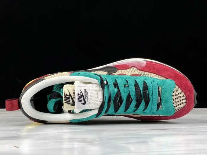 SACAI X NIKE REGASUS VAPORRLY SP BEIGE PURPLISH RED GRASS GREEN 