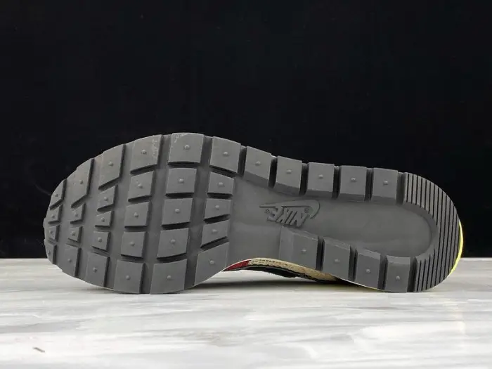 SACAI X NIKE REGASUS VAPORRLY SP BEIGE PURPLISH RED GRASS GREEN 
