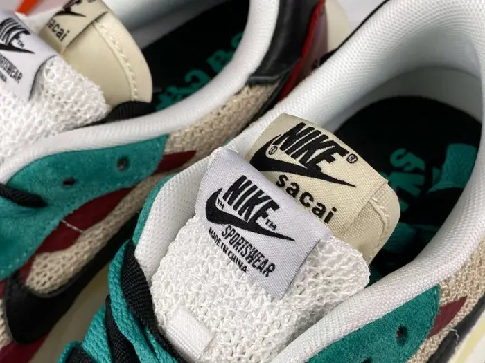 SACAI X NIKE REGASUS VAPORRLY SP BEIGE PURPLISH RED GRASS GREEN 