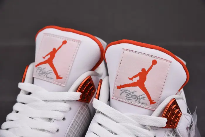 AIR JORDAN 4 