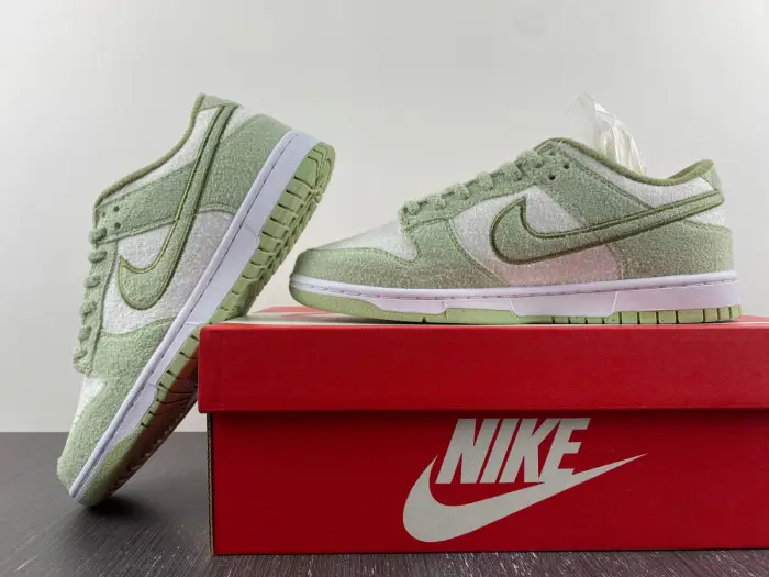 Nike WMNS DUNK LOW SE 'FLEECE - HONEYDEW' 