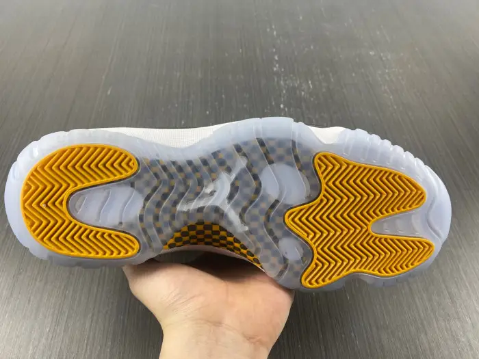 AIR JORDAN 11 