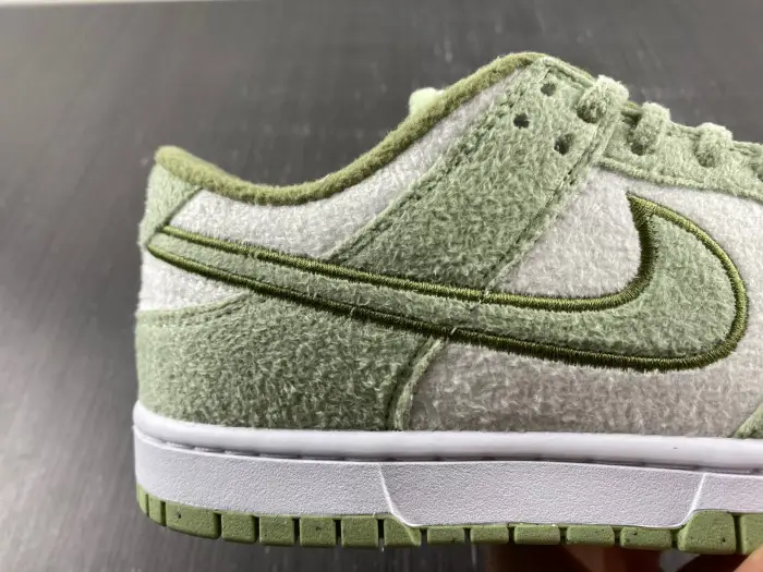 Nike WMNS DUNK LOW SE 'FLEECE - HONEYDEW' 