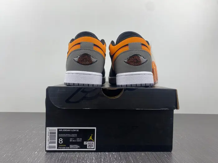 AIR JORDAN 1 LOW SE 'VIVID ORANGE' 