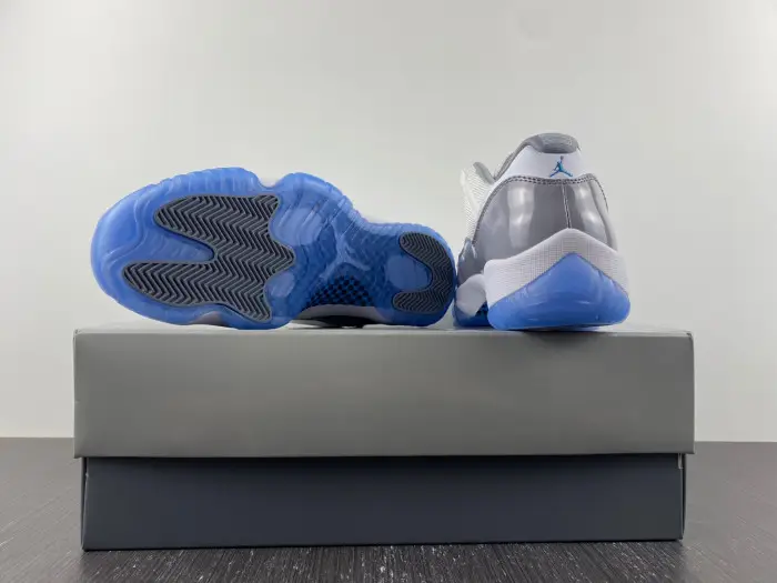 AIR JORDAN 11 LOW 