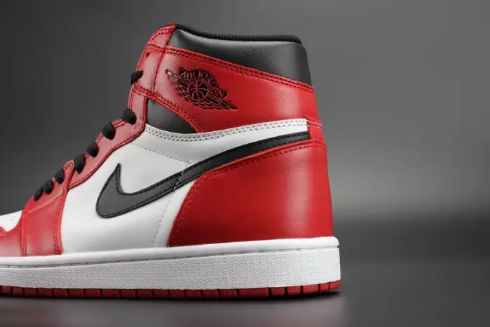 Air Jordan 1 Retro High OG Chicago Red 