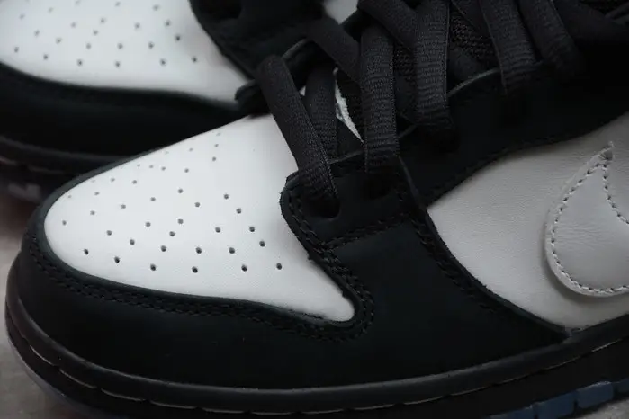 Nike SB Dunk Low Staple Panda Pigeon 