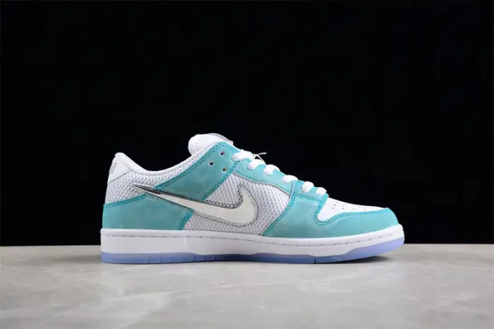 April Skateboards x Nk SB Dunk Low 