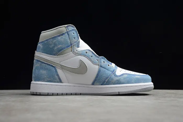 Air Jordan 1 Hyper Royal 