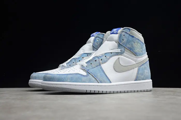 Air Jordan 1 Hyper Royal 