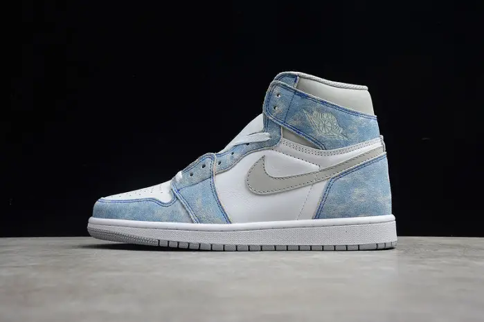 Air Jordan 1 Hyper Royal 