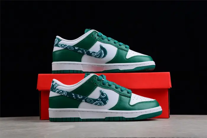 NIKE SB DUNK LOW 