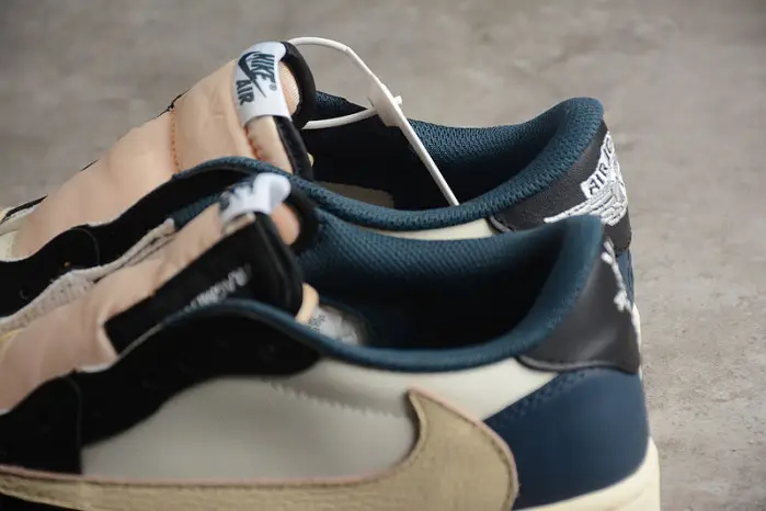 Travis Scott x Air Jordan 1 Low " Reverse Mocha " 