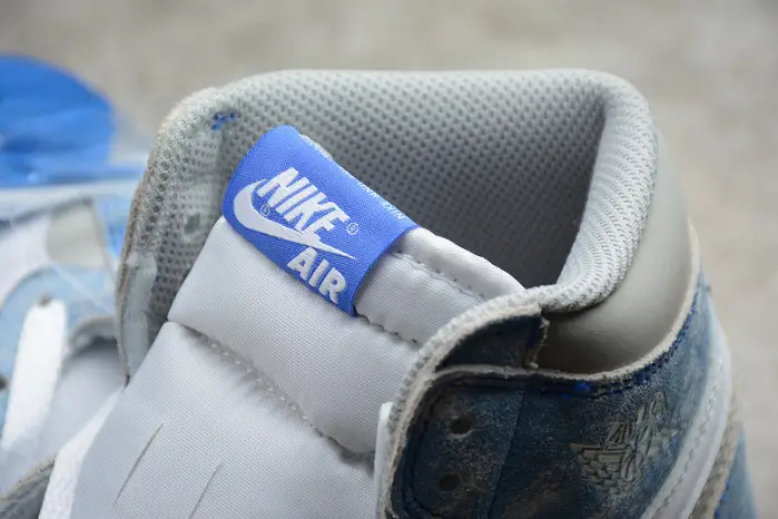 Air Jordan 1 Hyper Royal 
