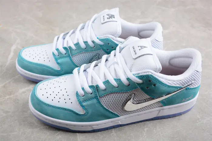 April Skateboards x Nk SB Dunk Low 