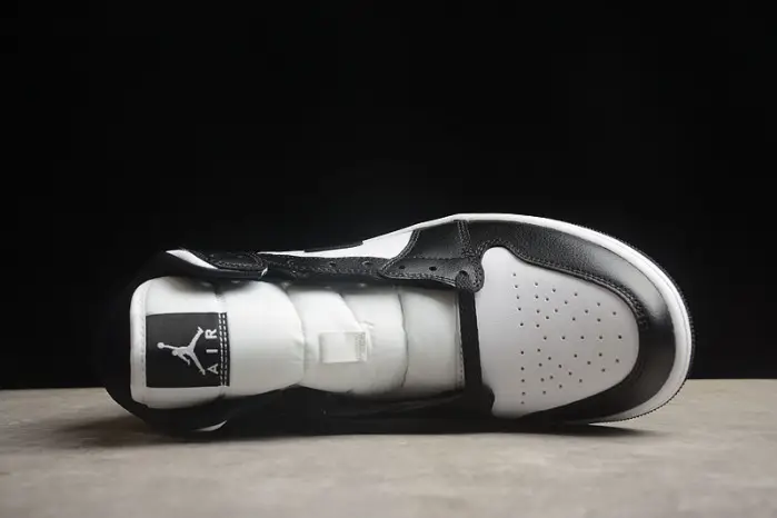 Air Jordan 1 Mid "Panda" 